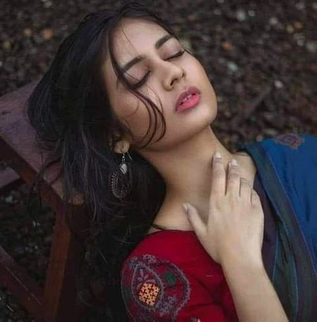 غمِ حیات و غمِ دوست کی کشاکش میں
ہم ایسے لوگ تو رنج و ملال سے بھی گئے🔥 Mahii 💔