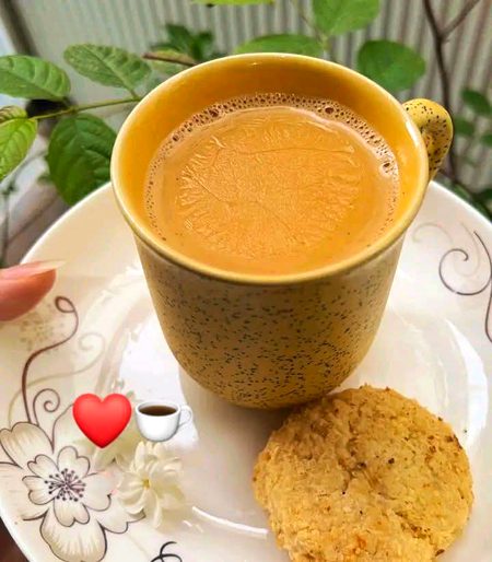 مجھے لگتا ہے چائے کے لیے کبھی نہ نہیں کہنا چاہیے چائے کے ساتھ آپ صرف وقت نہیں بانٹتے ہو اپنے غم خوشی کے پل من کی پریشانی ہے اور دل کا بوجھ بھی بانٹ لیتے ہو تو اگلی بار کوئی آپ سے کہے چائے پیئیں گے ۔۔۔۔۔
تو اسے منع مت کیجیے گا 
کیا پتہ کوئی خود کو آپ کے ساتھ بانٹنا چاہتا ہو ..❤️☕