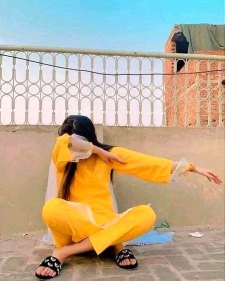 ہماری نیند ہے پوری نہ خواب.
 پورے ہیں.
ادھورے لوگ ہیں لیکن عذاب. 
پورے ہیں.
کہاں ہیں کیسے ہیں کیوں ہیں. 
اگر ،مگر، شاید.
تمہارے پاس تو سارے جواب.
پورے ہیں.
تمہارے بعد ہمیں یہ کبھی لگا. 
ہی نہیں.
کہ ہم جہاں ہیں وہاں دستیاب. 
پورے ہیں🔥 Mahii 💔
