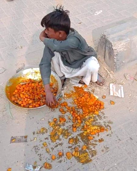 کسی غریب کوتنگ مت کرنا.
تیری طاقت پیسہ ہے.
اس کی طاقت اللّٰه ہے۔۔🥀🖤