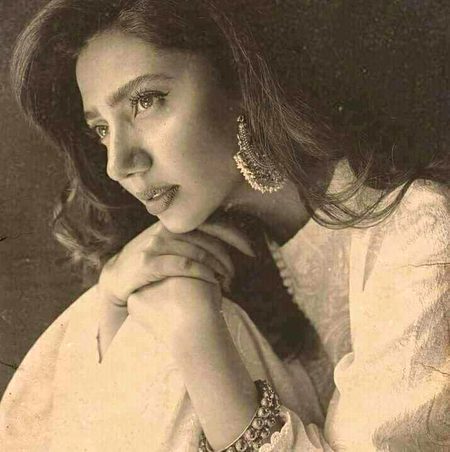 اسے پتہ ہی کہاں ہے جدائی کی وحشت.
اسے تو چھوڑ کر کبھی کوئی گیا نہیں🔥 Mahii 💔