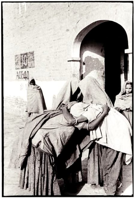 1947
 میں سیکڑوں خاندانوں کے لوگ ایک دوسرے سے بچھڑ گئے۔  کئی تو اس کے بعد  پھر کبھی نہ مل پائے۔
یہ تصویر 1948 میں لاہور کے ایک پناہ گزین کیمپ میں مہینوں بھٹکنے کے بعد ایک دوسرے سے مل پانے والی بہنوں کی ہے۔ اِس دوران سب سے زیادہ  دکھ عورتوں نے ہی اٹھائے ۔ 
یومِ آزادی پر اُن عورتوں کو بھی یاد کریں، جو  برسوں اور زمانے کا حساب ’’جَدوں اسی اُجڑے‘‘ سے کرتی رہی ہیں۔
ملا نہیں وطنِ پاک ہم کو تحفے میں
جو لاکھوں دیپ بجھے ہیں تو یہ چراغ جلا 
محسن بھوپالی