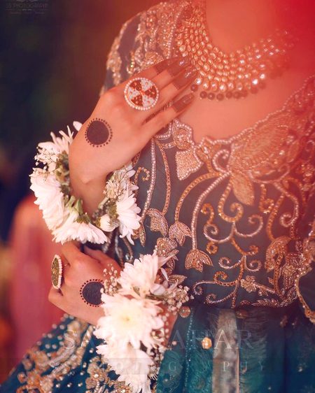 اگر تلاش کروں تو مل ہی جائے گا 
 مگر تمہاری طر ح کون مجھ کو چا ہے گا۔