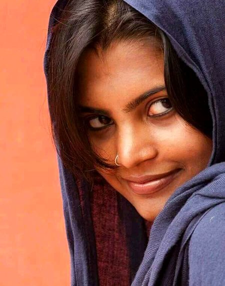 تم کہتے ہو🥀
میں کرتی ہوں اداس باتیں 
چلو آج یہ رسم توڑ دیتی ہوں 
تم خوشیاں لے آؤ 
میں یہ اداسیاں چھوڑ دیتی ہوں 
سنو.
خوشیاں جو لاؤ تو پوری لانا 
آدھی ادھوری تو میں چھوڑ دیتی ہوں۔🔥 Mahii 💔