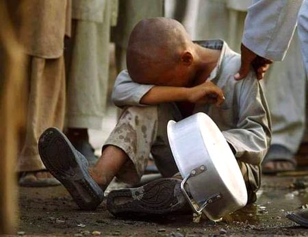 مفلس ہئ جانتے ہیں اندھیروں کے روگ کو۔
جن کے دیوں میں تیل ہے ان کو خبر کہاں۔۔۔
جو دیکھ پائے شہر میں مفلس کی مفلسی۔۔
اپنے امیر شہر کی ایسی نظر کہاں ۔۔