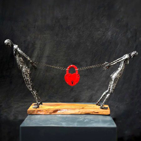 مجبوری میں نبھائے جانے والے رشتے انسان سے حقیقی خوشیاں چھین لیتے ہیں ۔۔😥