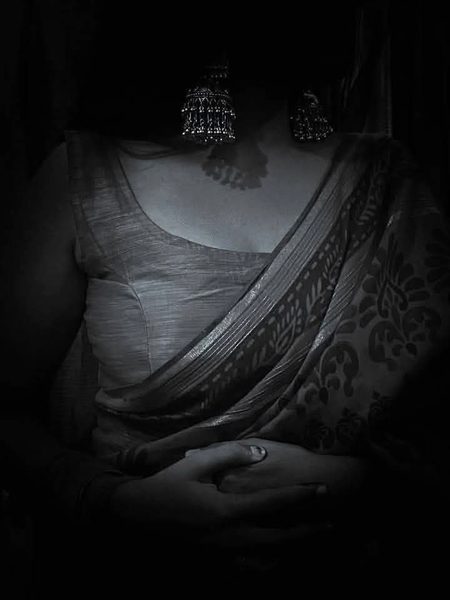 میرے پاس جاﻧﺎں کچھ نہیں.
نہ جدائیاں نہ وصال پل.
میری دسترس میں تو کچھ نہیں.
کچھ اشک ہیں.
اک یاد ہے.
اک دل ہے.
جو برباد ہے.
اور شہر سنگ کے لوگ ہیں.
میرے چاروں اور ہی درد ہیں.
میرے ہمقدم بڑے روگ ہیں💔Unzii🥀