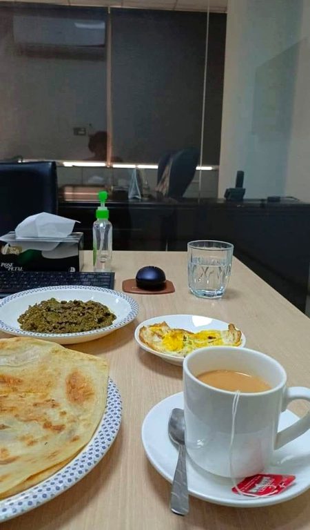 ہمیں ایک چاۓ کے کپ پر ملنا چاہیے 
اور ان تمام دنوں کا ذکر کرنا چاہیے 
جو ہم نے ایک دوسرے کی خوشبو سے دور گذارے 
😘