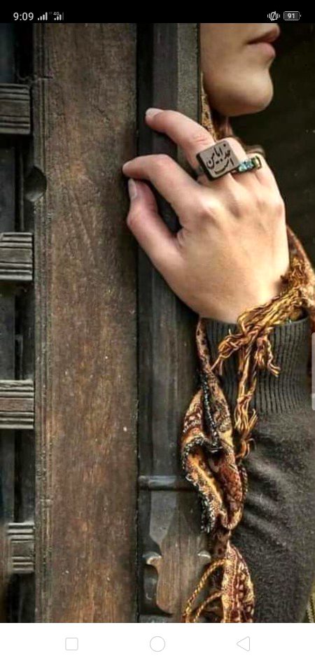 کب ہم نے یہ چاہا تھا، تا عمر ٹھہر جاتے
کچھ خواب تھے پلکوں کی دہلیز پہ دھر جاتے
یخ بستہ ہوائیں تو کہتی تھیں، پلٹ جاؤ
تم خود ہی زرا سوچو گهر ہوتا تو گهر جاتے
ہم پر تو مقفل تھا ہر شہر کا دروازه
وه کرب کی راتیں تھیں تم ہوتے تو مر جاتے
اک بار محبت سے آواز تو دی ہوتی
سو بار محبت میں ہم جاں سے گزر جاتے
ملنا نہیں ممکن تھا رَستہ ہی بدل لیتے
دل میں نہ اترنا تھا، دل سے ہی اتر جاتے
صد شکر کہ مٹی کی آغوش مِلی میثمؔ
ایسا بھی نہ گر ہوتا انسان کدھر جاتے🔥 Mahii 💔