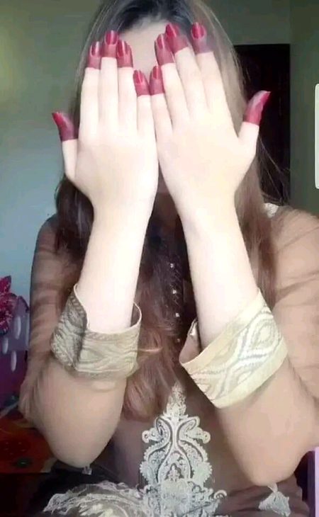 میرے ہاتھوں پر آپ کے ہاتھوں کا ہونا۔۔۔۔! 
ہاۓۓ۔۔.
بڑے حاسد بناۓ گا بہت سے دل جلاۓ گا۔۔۔!!