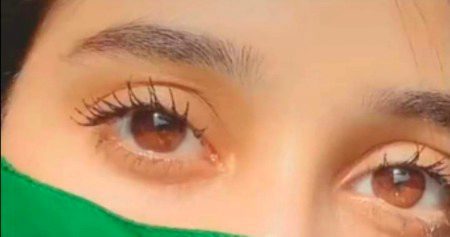 اُس پری زاد کا ہر ڈھنگ علیحدہ ہے اُسے 
دیکھنے والے بڑی دیر تلک دیکھتے ہیں...
😍