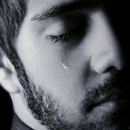 سوچ بھی لِیا اور وِچار بھی کر لِیا
ہم نےخود کو تھورا سمجھدار بھی کر لِیا
اب کوئی زندگی میں آۓ اور رُلا کر چلا جاۓ وہ دن گۓ
ہم نے آنسوؤں کو بیچ کر کاروبار ہی کر لیا
💕Merijan16💕