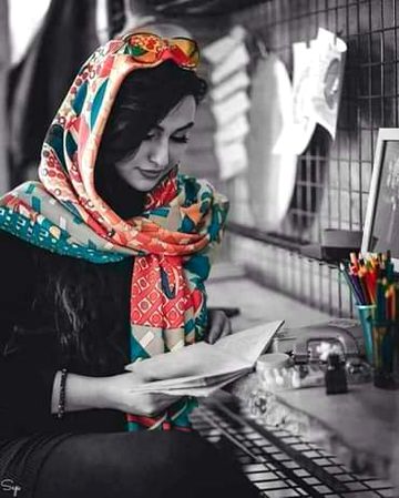 اتنا سوگ بھی کیا ناکام محبت پر
لڑکی تم نے پڑھنا لکھنا چھوڑ دیا