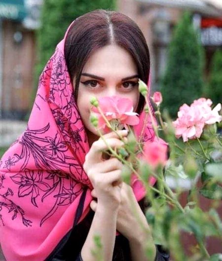 اُس کے نفیس حُسن کی مانگی گئی مثال
ہم نے گلاب رکھ دئیے چاندی کے تھال میں