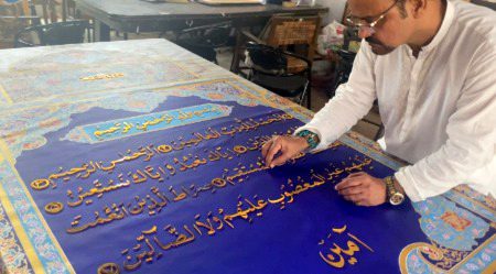 ۔
دنیا کے سب سے بڑے قرآن پاک کی تفصیلات :
آرٹسٹ: شاہد رسام (کراچی، پاکستان)
سائز: 8.5 فٹ لمبا اور 6.5 فٹ چوڑا (فریم کے بغیر)
مواد: ایلومینیم اور سونے کا استعمال کیا گیا ہے
صفحات: 550 صفحات پر مشتمل
خصوصیت: یہ تاریخ کا پہلا قرآن ہے جس میں حروف کو کندہ کرنے کے لیے سونے اور ایلومینیم کا استعمال ہوا ہے
نمائش: یہ تاریخی نسخہ دبئی ایکسپو 2020 میں پیش کیا گیا 
اس سے قبل بھی پاکستان میں کپڑے پر لکھے گئے قرآن پاک کے نسخے بھی دنیا کے طویل ترین قرآن کے طور پر سامنے آ چکے ہیں ۔💖