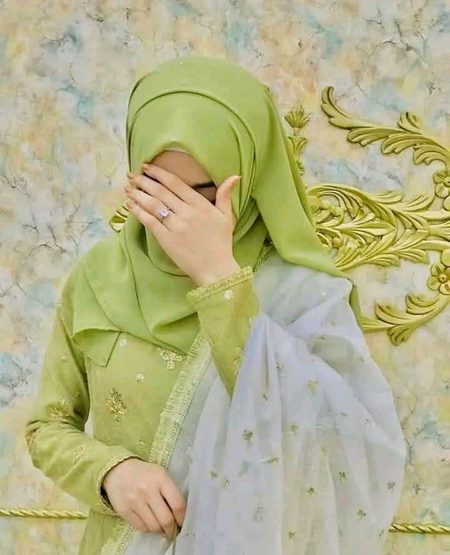 سنو روحِ من..
میری آنکھیں روز مختلف چہرے دیکھتی ہیں..
لیکن دل بضد ہے کہ کچھ بھی کافی نہیں ہے .(تمہارے سوا)
تم میں مجھے ایک خاص سکون نظر آتا ہے.
گویا جیسے تم میری روح کیلئے عین مناسب .سا گھر ہو💔Unzii🥀