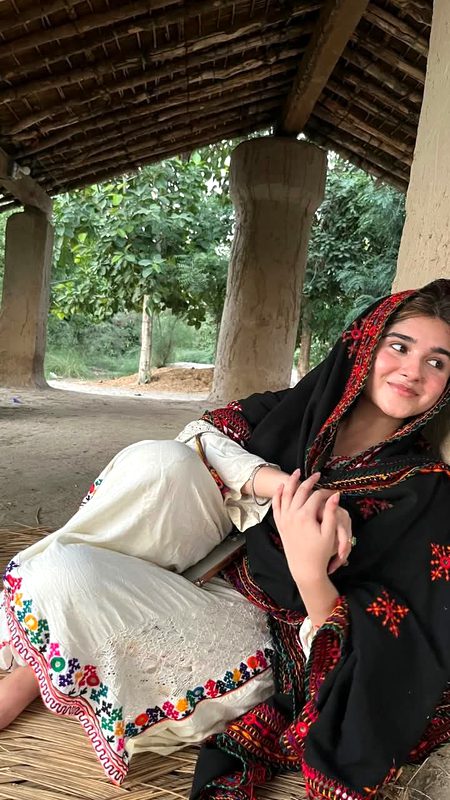 کیسے ممکن تھا.کوئی داغ دکھائی دیتا۔..
میں نے دیکھا تھا اُسے عشق میں اندھا ہو کر💔Unzii🥀