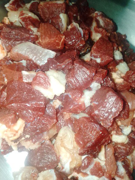 Abhi ye beef pakaya hai
Yaqeen jano bouth mazy ka spicy bna hai
Ye meet mohly sy aya tha