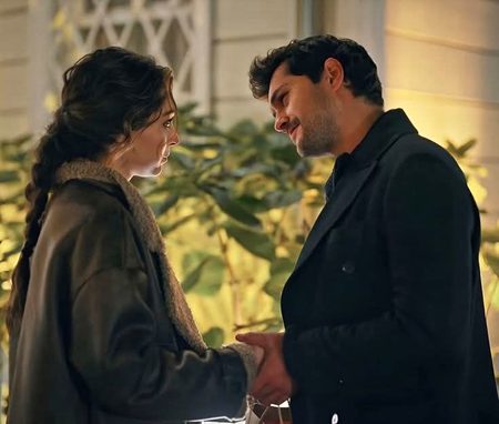 جانے کس رنگ سے روٹھے گی طبیعت اس کی
جانے کس ڈھنگ سے اب اس کو منانا ہوگا