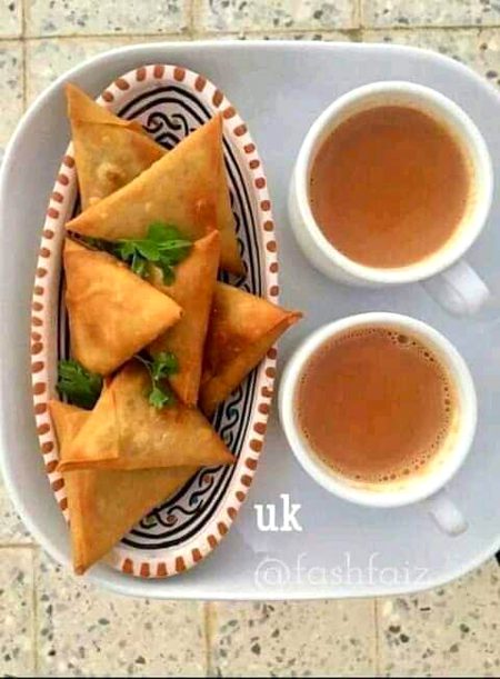چائے☕ ڈالی پیالی میں
سموسہ رکھا تھالی میں
جلیبی بھی منگوا لی ہے
لیکن 
 دوسری کرسی🪑 خالی ہے.. 🙈😜