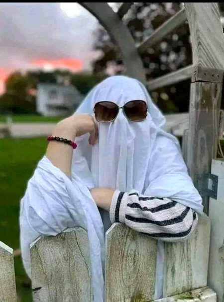 انبکس نہیں نادرا دفتر ہوگیا 
ہر کوئی نام، پتہ، عمر پوچھ رہا ہے اور ساتھ تصویر بھی مانگتے ہیں جیسے آئی ڈی کارڈ بنانا ہو😒😒