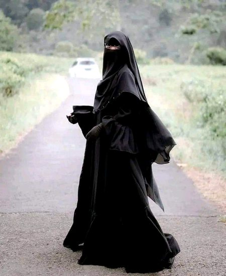 مجھے بتانا نہیں پڑتا میں امتی ہوں لوگ دور سے ہی پہچان لیتے ہیں