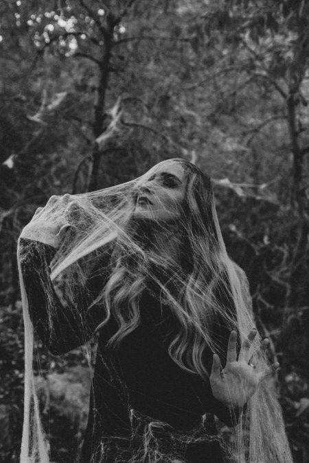 سســــکیاں لیتا ھے وجود میرا۔۔❣
نوچ نوچ کے کھا گئیں یادیں تیری۔۔❣