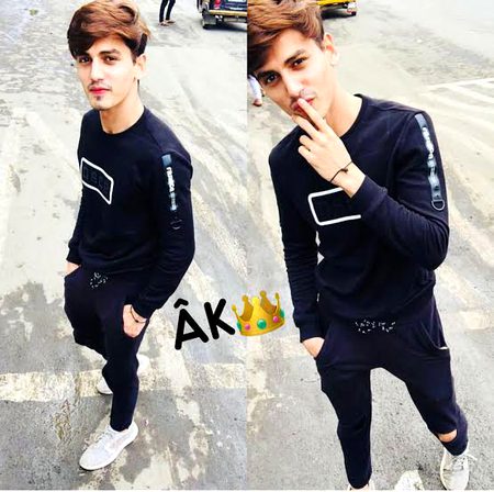 *کسی کو دوکھ دینے سے ڈرتا ہوں🔥🔥
*اسی لئے تو خاموشی اختیار کرتا ہوں👁️👁️