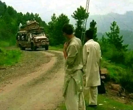 ”ایک وقت تھا جب گاؤں کے سب لوگ بس میں بیٹھ کر بازار جایا کرتے تھے، 
سڑک پر چلتی بس جب اپنا مخصوص ہارن بجاتی تو گھروں میں پتہ چلتا کہ پہلا ٹائم گزر رہا ہے، 
کسی کو اپنے ہاں مہمان آنے کی اطلاع ہوتی اور کسی کو اپنے گھر بیٹھے مہمان کو روانہ کرنے کی فکر ہوتی 
اور پھر وقت بدل گیا۔ 
روڈ بدل گٸے، لوگ بدل گٸے، محبتیں بدل گٸیں، بسیں بدل گئیں،
سائیکلیں ٹھکانے لگ گٸیں، درخت کٹ گٸے، چِڑیاں اُڑ گئیں، چہچہاہٹ تھم گئی، پیدل والے رستوں پر گھاس اُگ گٸی،
اور پھر  گاؤں کے لوگ آپس میں بیگانے ہو گٸے، ایک دوسرے کی پرواہ ختم ہو گٸی، اور یوں ایک حسِین زمانے کا اختتام ہو گیا“