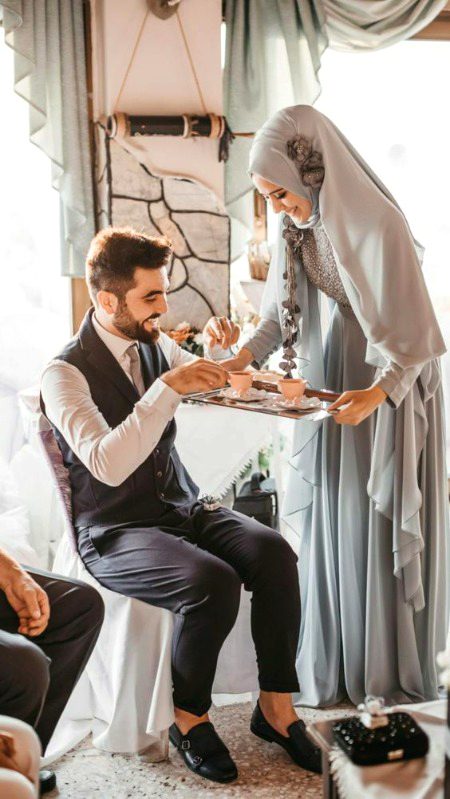 وہ اپنے ہونٹوں سے اتری ہوئی چائے دے کر
مجھ پر احسانوں کے پہاڑ گرا دیتی ہے