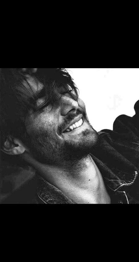 کتنا مشکل ہے نا درد چھپا کے ہنس لینا
 ZaRRaaR💔🥀