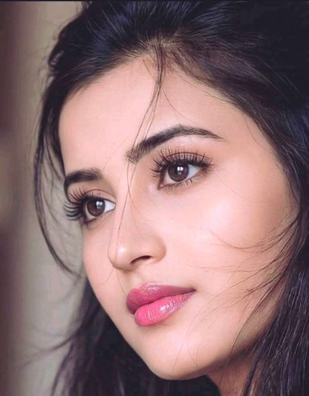 Me to myself 
تم آنکھوں سے اتنی معصوم لگتی ہو 
کس نے دیے ہیں دکھ تم کو؟🥀