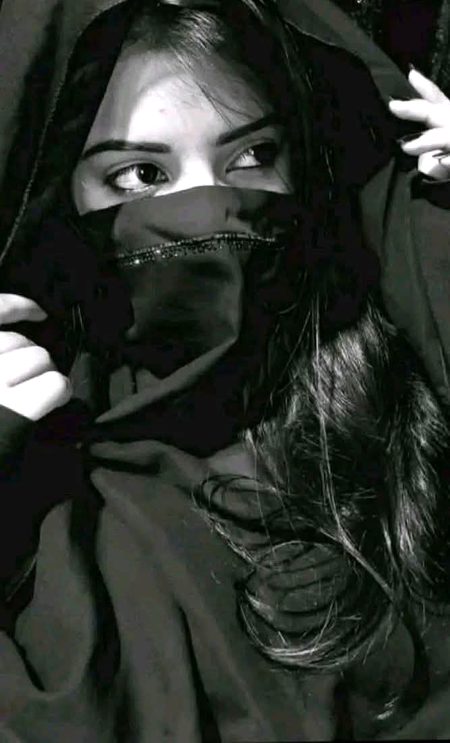 چلو کچھ دیر ہنستے ہیں۔۔!!
محبت پر۔۔!!
عنایت پر۔۔!!
کہ بے بنیاد باتیں ہیں۔۔!!
سبھی رشتے۔۔!!
سبھی ناطے۔۔!!
ضرورت کی ایجادیں ہیں۔۔!!
کہیں کوئی نہیں مرتا۔۔!!
کسی کے واسطے جاناں۔۔!!
کہ سب ہے پھیر لفظوں کا۔۔!!
ہے سارا کھیل حرفوں کا۔۔!!
نہ ہے محبوب کوئی بھی۔۔!
جسے ہم زندگی کہتے۔۔!!
جسے ہم شاعری کہتے۔۔!!
غزل کا قافیہ تھا جو۔۔!!
تھا جو عنوان نظموں کا۔۔!!
وہ لہجہ جب بدلتا تھا۔۔!!
قیامت خیز لگتا تھا۔۔!!
وقت سے آگے چلتا تھا۔۔!!
بلا کا تیز لگتا تھا۔۔!!
چلو کچھ دیر روتے ہیں۔۔!!
چلو کچھ دیر ہنستے ہیں۔۔