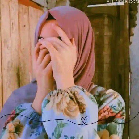 ﺑﺲ ﺍﺗﻨﯽ ﻣﺤﺒﺖ ﮐﺎﻓﯽ ﮨﮯ
ﺗﻢ ﮨﻨﺲ ﮐﮯ ﻣﻠﻮ ﭘﮭﻮﻟﻮﮞ ﮐﯽ ﻃﺮﺡ
ﺩﻥ ﺭﺍﺕ ﮐﺎﭨﯿﮟ ﺧﻮﺍﺑﻮﮞ ﮐﯽ ﻃﺮﺡ
ﺁﻭﺍﺭﮦ ﮨﻮﺍ ﻟﮩﺮﺍ ﮐﮯ ﭼﻠﮯ
ﻟﮩﺮﺍ ﮐﮯ ﭼﻠﮯ ﺟﺐ ﺷﺎﻡ ﮈﮬﻠﮯ
ﺍﮎ ﭘﯿﮍ ﺗﻠﮯ ﺗﻢ ﮨﻨﺲ ﮐﮯ ﻣﻠﻮ
ﺑﺲ ﺍﺗﻨﯽ ﻣﺤﺒﺖ ﮐﺎﻓﯽ ﮨﮯ
ﺗﻢ ﺳﺎﺗﮫ ﺭﮨﻮ ﺳﺎﻧﺴﻮﮞ ﻣﯿﮟ ﺭﮨﻮ
ﺗﻢ ﭘﺎﺱ ﺭﮨﻮ ﺑﺎﻧﮩﻮﮞ ﻣﯿﮟ ﺭﮨﻮ
ﺗﻢ ﺩﻝ ﻣﯿﮟ ﺭﮨﻮ ﺩﮬﮍﮐﻦ ﮐﯽ ﻃﺮﺡ
ﺧﻮﺍﺑﻮﮞ ﻣﯿﮟ ﺭﮨﻮ ﯾﺎﺩﻭﮞ ﮐﯽ ﻃﺮﺡ
ﺑﺲ ﺍﺗﻨﯽ ﻣﺤﺒﺖ ﮐﺎﻓﯽ ﮨﮯ
ﺑﺲ ﺍﺗﻨﯽ ﻣﺤﺒﺖ ﮐﺎﻓﯽ ﮨﮯ.
MH❤️❤️