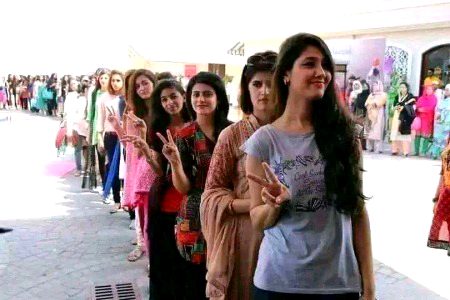 🤥میرے منہ سے نکل گیا آج کہ میں سنگل ہو تو میرے گھر کے باہر گرلز کی لین لگ گی 🙈🙃کون سی اچھی ہے ان میں سے🙄😉😜 😜 
#everyone