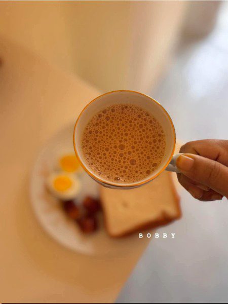 چائے کی ایک چسکی اور ہم…
لفظوں کی محفل، خاموشی کی قسم
کپ میں گرمی، دل میں ٹھہراؤ
اور “ہم” میں وہ سکون
جو دنیا کے شور میں کہیں کھو گیا تھا