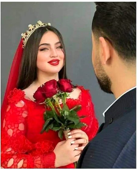 تعریف کیا کروں مَیں بیاں حُسنِ  یار کی
آنکھیں شراب  ہونٹ بھی خمدار  بے پناہ
پُوچھا کہ ، ہم کو یاد بھی کرتے ہو دلرُبا
بولے  بڑے ہی  پیار سے ، سرکار  بے پناہ
پُوچھا کہ میری شاعری تم کو پسند ہے؟
بولے اے میرے یار۔۔۔۔۔۔ مِرے یار  بے پناہ
جی چاہتا ہے روز  کروں اُس کا ذکر مَیں
لِکھ ڈالے مَیں نے اس لئے اشعار  بے پناہ!!