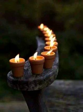 یہ اور بات کہ رستے بھی ھو گئے روشن
دئے تو ہم نے ترے واسطے جلائے تھے
نثار راہی