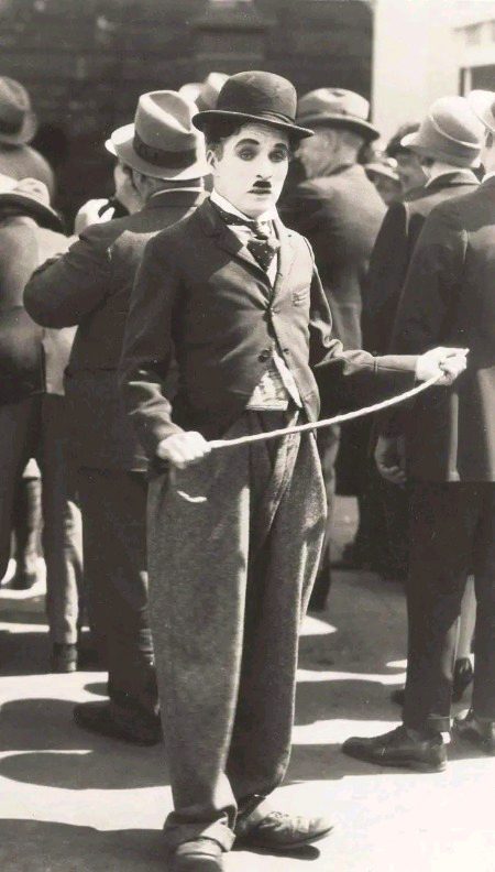 "تعجب یہ نہیں کہ ہم لوگ بھٹکے ہوئے ہیں مسئلہ یہ ہے کہ ہم میں سے ہر بھٹکا ہوا شخص دوسرے کو راہ راست پر لانا چاہتا ہے۔"📚🖋️🖋️🖋️