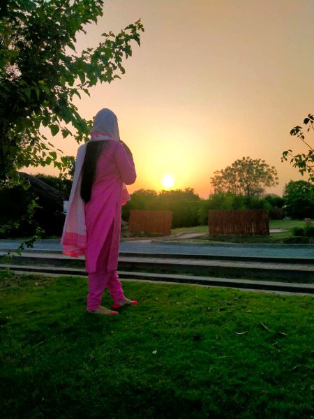 انسان کو جینا آنا چاہیے مر تو سبھی جاتے ہیں 
یہ سرکتی جوانی اور گھٹتی عمر ہمیں بتاتی ہے کہ زندگی جتنی جی کی جاۓ بہتر ہے مسئلے ختم ہونے کا انتظار کرنا صرف دھوکہ ہے