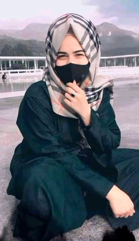 کیا تھا جو گھڑی بھر کو تم لوٹ کے آ جاتے
بیمارِ محبت کو صورت تو دکھا جاتے
اتنا تو کرم کرتے،دکھ درد مجھے دے کر
اک بار مرے آنسو دامن سے سکھا جاتے
پھر دردِ جدائی کو محسوس نہ میں کرتا
اچھا تھا اگر مجھ کو دیوانہ بنا جاتے
مجھ پر غمِ فرقت کی تہمت نہ کبھی لگتی
آنکھوں میں اگر اپنی تصویر بسا جاتے
پھر ان سے فنا! مجھ کو رہتا نہ گلہ کوئی
درماں نہ مرا کرتے دیدار کرا جاتے🔥 Mahii 💔