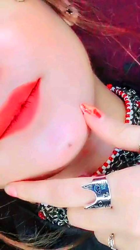 میں ایک نُقطے پہ مشتـــمل ہوں _ ⁦♡
میں واقـــعہ ہوں ! 
ردیف ہوں نہ میں قافــــیہ ہوں
میرے تصور کے بین لفظـــوں کو چیرتے ہیں
میں اپنے موضـــوع پہ فاتحــــہ ہوں !
سمـــندروں نے اچھال پھینکـــی ہے جو کہانـــی
میں اس کہانـــی کا مرثیــــہ ہوں ! ⁦
🔥
