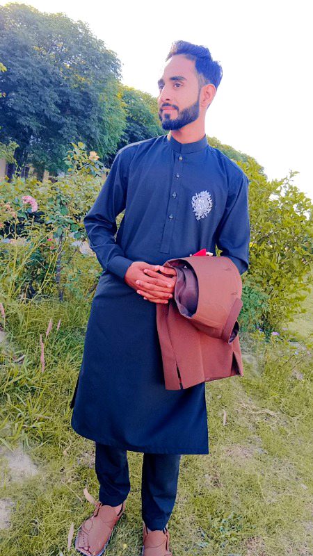 کم ظرف سے ملتا ھی نہیں مزاج اپنا
جو ظرف رکھتے ھیں وہ جانتےھیں مقام ہمارہ