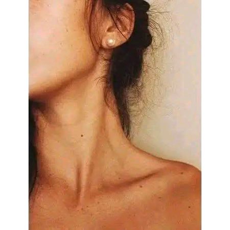 عورت اتنی دلکش چیز ہے کہ اُس کے بدن پر موجود ہر تل کا ذائقہ دوسرے تل سے مختلف ہے..
