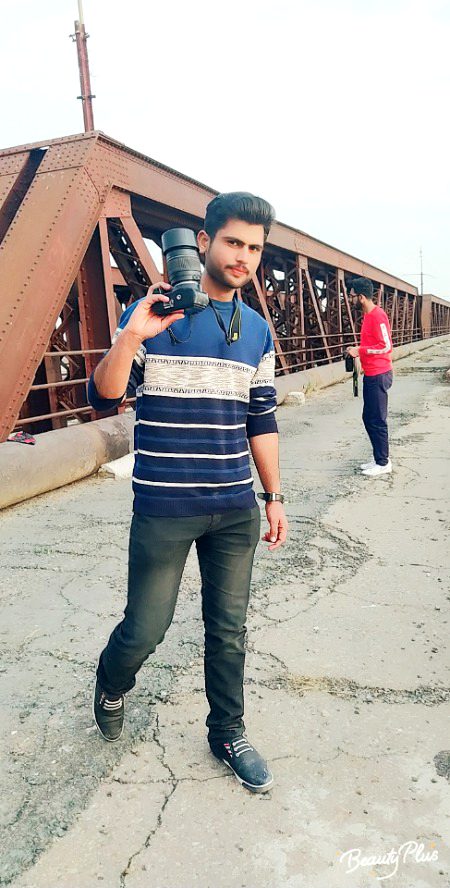 یار
یہ  ڈراؤنی  فلمیں  بنانے  والے  بدبخت
دروازوں  میں  تیل  کیوں  نہیں  ڈالتے؟۔۔😑