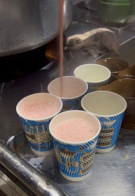 دلوں سے کھیلنے کے دور میں
ہم نے چاۓ پینا مناسب سمجھا ❤️👀☕️🌱