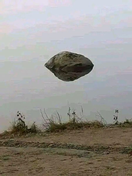 اگر آپ کو یہ پتھر ہوا میں اڑتا دکھائی دے رہا ہے تو آپکو روزہ لگ رہا ہے🤧😒