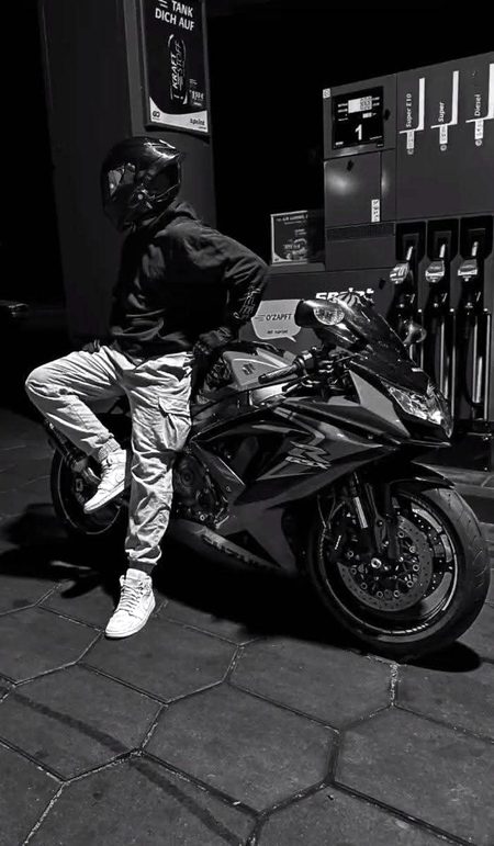 عجیب لوگ بستے ہیں تیرے شہر میں محسن
مرمت کانچ کی کرتے ہیں پتھر کے اوزاروں سے