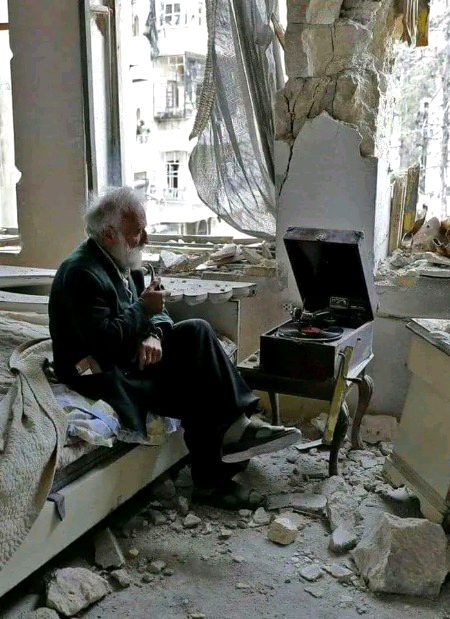 ہم نے دیکھا ہے کئی وضع دار گھرانوں کا زوال
ہم نے  سڑکوں  پہ  کئی"شاہ ظفر "دیکھے ہیں