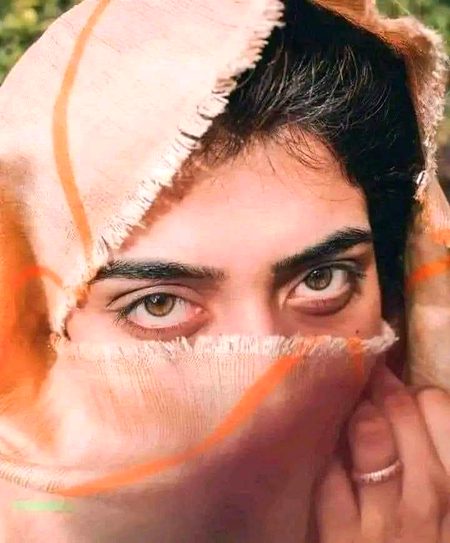 تُمہاری آنکھیں جو ہر دم سوال کرتی ہیں..
تُمہاری آنکھوں میں اُن کا جواب بھی تو ھے.
ہاں یہ سچّ ہے، محبّت ہی زِندگی ہے مگر.
میرے ہم شاخ، محبّت عذاب بھی تو ھے💔Unzii🥀